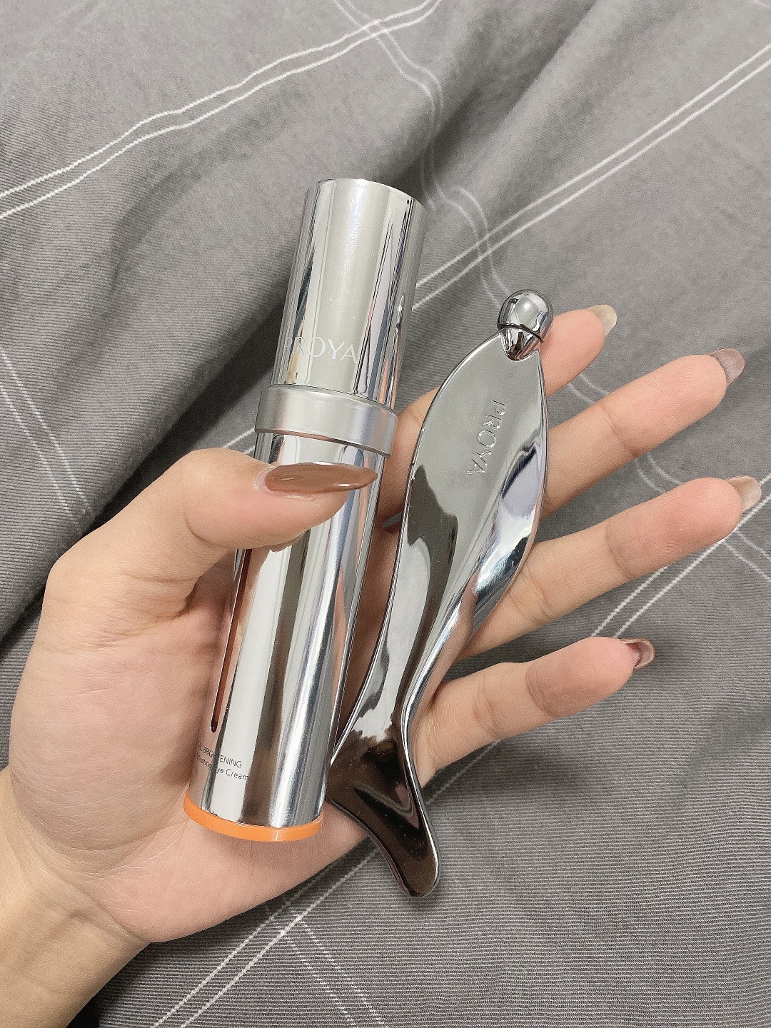 眼霜—Kerrykerry宝贝收到了，刚用肌肤嘟噜嘟噜的喝水，用完之后脸明显变白了，很喜欢